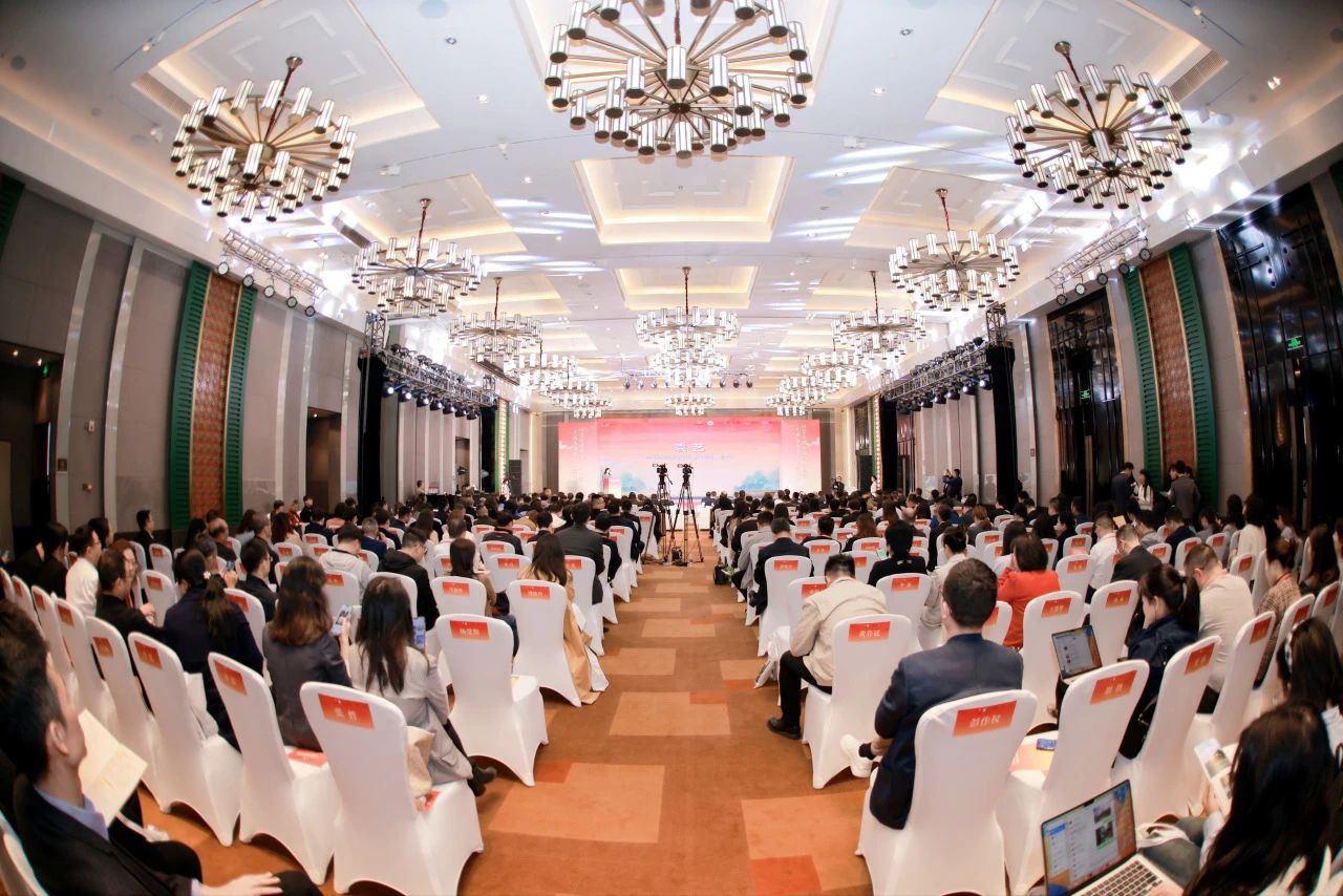 川渝文化旅游企业联盟、四川省文化旅游企业联盟2023年会在蓉开幕 游勇主持活动开幕式